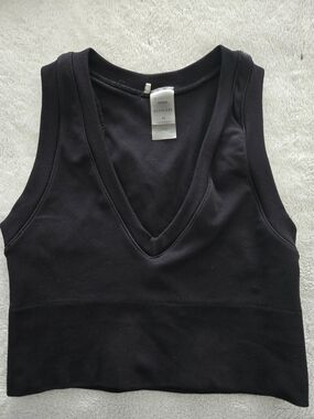 Aritzia Black Seamless V-Neck Crop Tank Top